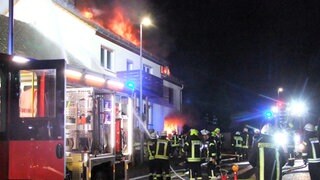Feuerwehr löscht brennenden Dachstuhl - Haus in Spabrücken ist unbewohnbar