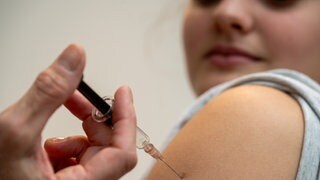 Eine Gynäkologin setzt bei der HPV-Impfung in einer Frauenarztpraxis eine Injektion in den Oberarm einer Jugendlichen. In Baden-Württemberg sind laut Krankenkasse Barmer zu wenige Mädchen und Jungen gegen HPV geimpft. 