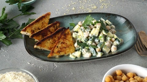 Zucchini-Kichererbsensalat mit Joghurtdressing und French Toast