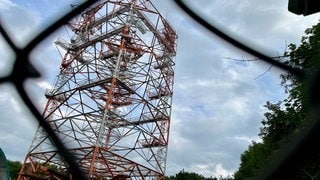 Funkmast auf dem ehemaligen US-Gelände auf dem Donnersberg - hier soll ein Frühwarnsystem für Waldbrände installiert werden. 