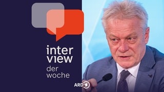 Alois Rainer (CSU), Bundesminister für Ernährung, Landwirtschaft und Heimat, spricht während einer Pressekonferenz während er das Mikrofon festhält
