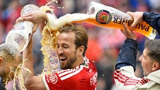 Der FC Bayern München feiert im Mai 2026 den 35. Meisterschaftstitel: Harry Kane bekommt eine Bierdusche auf dem Platz. Alkohol ist im Fußball präsent wie in keiner anderen Sportart. 