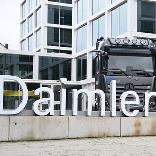 Der Schriftzug Daimler Truck ist an der Zentrale des Nutzfahrzeugherstellers angebracht.