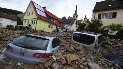 Braunsbach am Tag nach der Sturzflut, Autos stecken in Schlamm und Geröll