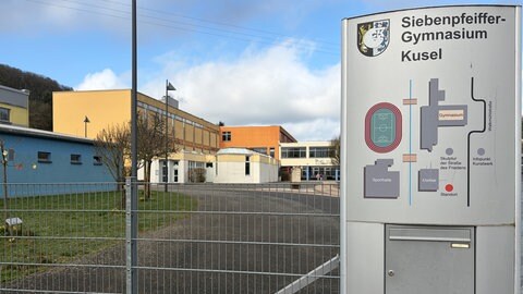 Schulleiter Marco Schneider wird wegen einer Deomstration von rechten Gruppen angefeindet. 