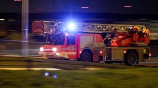 EIn Feuerwehrfahrzeug ist nachts auf dem Weg zu einem Einsatz.