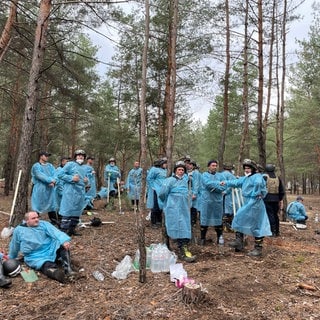 Nach der Rückeroberung von Isjum werden etwa 450 Leichen exhumiert. Die meisten waren Zivilisten: Menschen, die in der Ukraine die russische Besatzung erleben, berichten von Rechtlosigkeit, Folter und Willkür. 
