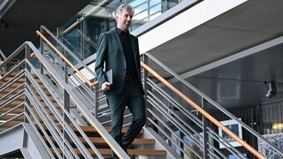 Boris Palmer, Oberbürgermeister von Tübingen, geht im Landratsamt eine Treppe runter.