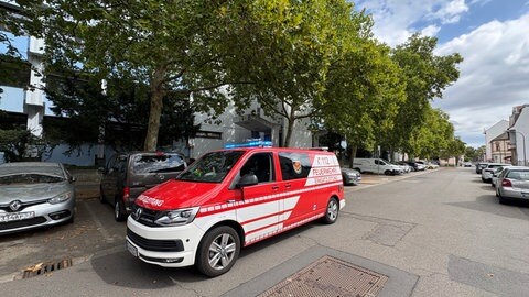 Feuerwehrautos vor der Karolina-Burger-Realschule plus