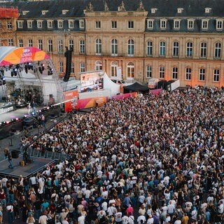 Blick auf die große Open-Air Bühne im Ehrenhof des Neuen Schlosses mit Publikum