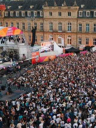 Blick auf die große Open-Air Bühne im Ehrenhof des Neuen Schlosses mit Publikum