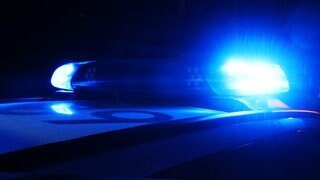 Blaulicht der Polizei bei Nacht. Bei einem tödlichen Unfall auf der A3 bei Wertheim beging der Unfallverursacher Fahrerflucht.