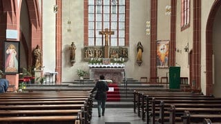 Eine Gläubige besucht die Kirche St. Antonius in Trier. In den Gottesdiensten sind um die 35 Menschen.