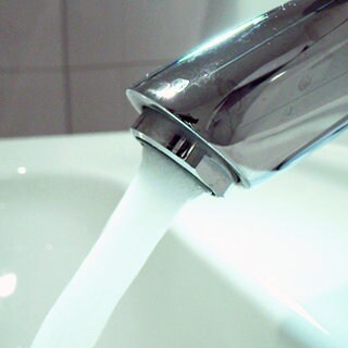 Fließendes Wasser aus dem Wasserhahn. 