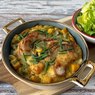 Butternusskürbis-Auflauf mit Kopfsalat und Zitronendressing	