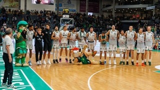 Gladiators Trier nach dem Sieg gegen Braunschweig vor der Fankurve