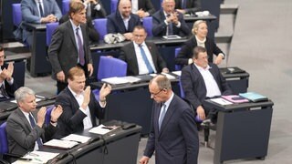 Friedrich Merz (CDU) läuft nach der Bekanntgabe der Ergebnisse an der AfD-Fraktion vorbei.