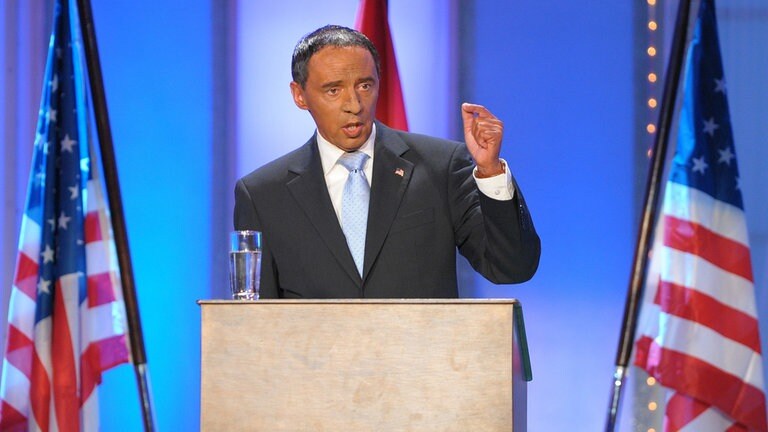 Auch internationale Politik wird in der Fernsehsitzung "durch den Kakao gezogen", wie hier von Helmut Schlösser als US-Präsident "Barack Obama" im Jahr 2009.