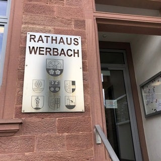 Der Eingang des Werbacher Rathauses (Main-Tauber-Kreis). Nach der Prügelattacke auf Werbachs Bürgermeister hat die Staatsanwaltschaft Mosbach einen Strafbefehl gegen den mutmaßlichen Täter beantragt.