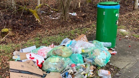 Wild entsorgter Müll kostet den Landkreis Sigmaringen nicht nur viel Geld, sondern kann für Tiere auch schnell zur tödlichen Falle werden.