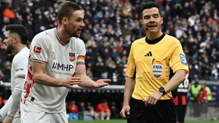 Patrick Mainka (1. FC Heidenheim) kann kaum glauben, dass Schiedsrichter Harm Osmers das Tor nicht zählen lässt. Doch Torschütze Sirlord Conteh stand knapp im Abseits.