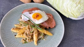 Schupfnudeln mit Filderkraut, Fleischkäse und Spiegelei