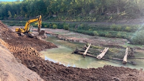 Im Zuge der Bauarbeiten im Flussbett der Moosalbe ist bereits ein Bagger eingesunken, sodass dieser von einem anderen Bagger herausgezogen werden musste, so berichtet Jochen Könnel, der zuständige Bauingenieur der Verbandsgemeinde Waldfischbach-Burgalben.