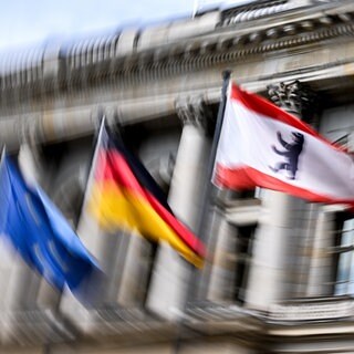 Flaggen wehen vor Abgeordnetenhaus in Berlin.