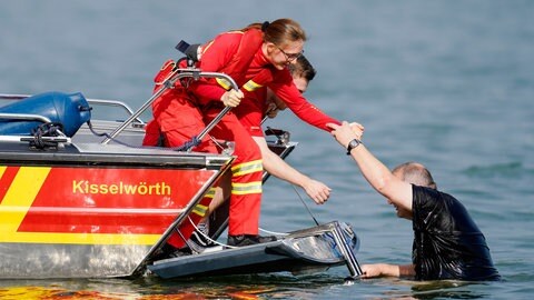 Mitglieder der DLRG demonstrieren die Rettung eines Schwimmers aus dem Wasser. 2024 ist die Zahl der Ertrunkenen in Rheinland-Pfalz gestiegen.