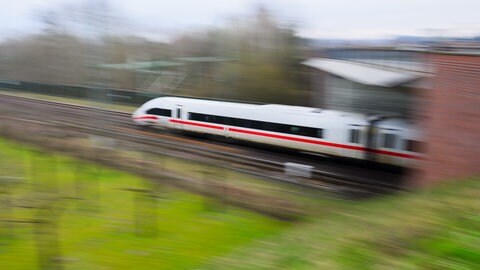 Symbolbild eines Zuges. Wegen eines Brands am Umspannwerk VaihingenEnz kommt es zu Verspätungen im Bahnverkehr.