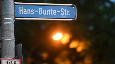 Das Straßenschild "Hans-Bunte-Strasse" hängt an einen Laternenmasten. Mitte Oktober 2018 war dort eine 18-Jährige nachts in einem Gebüsch vor einer Diskothek von mehreren Männern vergewaltigt worden