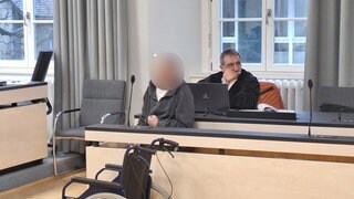 Der Angeklagte wurde im Rollstuhl zum Prozess hereingeschoben.