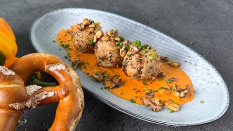 Basilikum-Knödel mit Paprikasauce