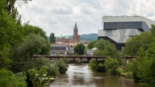Neckar in Heilbronn mit Blick auf Experimenta und Kilianskirche