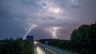 Blitze über der Autobahn A 661