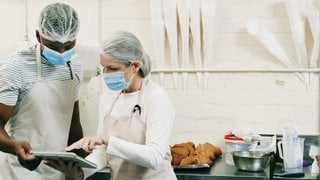 Lebensmittelkontrolle, zwei Personen in einer Küche: Metall im Gebäck, Keime in Wurst, Viren auf Beeren - in Deutschland werden hunderte Produkte zurückgerufen. Wer informiert, wie schnell – und wie können sich Verbraucher schützen?
