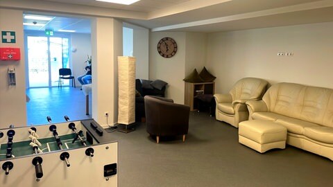Die Möbel im Aufenthaltsraum des Lebenshilfehauses in Sinzig sind noch provisorisch.
