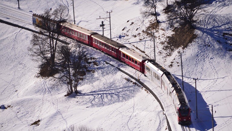 Zug der Chur-Arosa-Bahn in Peist