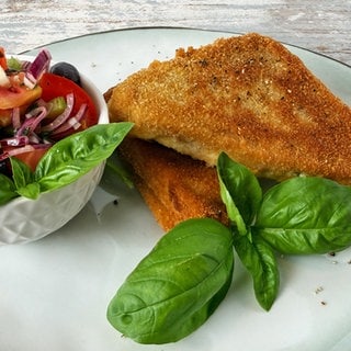 Gebackener Mozzarella (Mozzarella in Carrozza) mit Tomatensalat