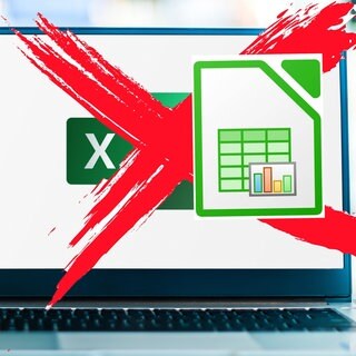Auf einem Computer-Bildschirm ist das Icon von MS Office Excel durchgestrichen und durch das Icon von LibreOffice Calc ersetzt: Software im Abomodell ist teuer und die Daten liegen in der Cloud. 