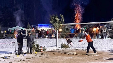 Beim Knutfest in Weidenthal wurden wieder die WM im Weihnachtsbaumwerfen veranstaltet