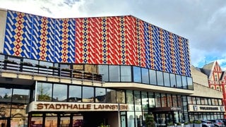 Blick auf die markante Aussenfassade der Stadthalle Lahnstein: Sie ist wegen Mängeln beim Brandschutz ab sofort gesperrt.