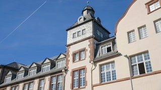 Das Rathaus in Worms. Drei Männer und eine Frau stellen sich bei der Oberbürgermeister-Wahl am Sonntag. 