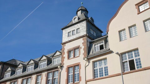 Das Rathaus in Worms. Drei Männer und eine Frau stellen sich bei der Oberbürgermeister-Wahl am Sonntag. 