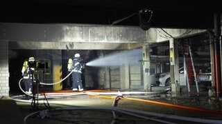 Die Feuerwehr löscht in einer Tiefgarage in Ludwigsburg Autos.