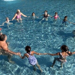 Kaiserslautern bietet kostenlose Schwimmkurse für Kinder an.