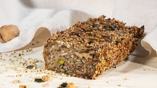 Körner-Nüsse-Saaten-Brot auf einem Schneidebrett. Ein SWR1 Pfännle-Rezept zum Motto "Bock auf Brot".