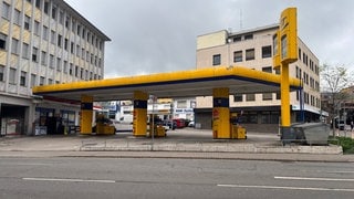 Diese Tankstelle in der Pforzheimer Innenstadt wurde überfallen.