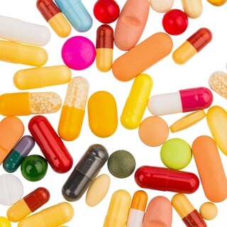 Viele bunte Tabletten, Pillen, Kapseln: Woher weiß das Schmerzmittel, wo es wirken soll? Warum ist bei manchen Medikamenten unklar, warum sie wirken? Warum tut uns ein Medikament gut, wäre aber für eigene Mutter oder Oma gefährlich?