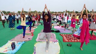 Menschen machen am 19.06.2017 in Allahabad, Indien, im Freien Yoga-Übungen. Am 21. Juni ist der Internationale Tag des Yoga.